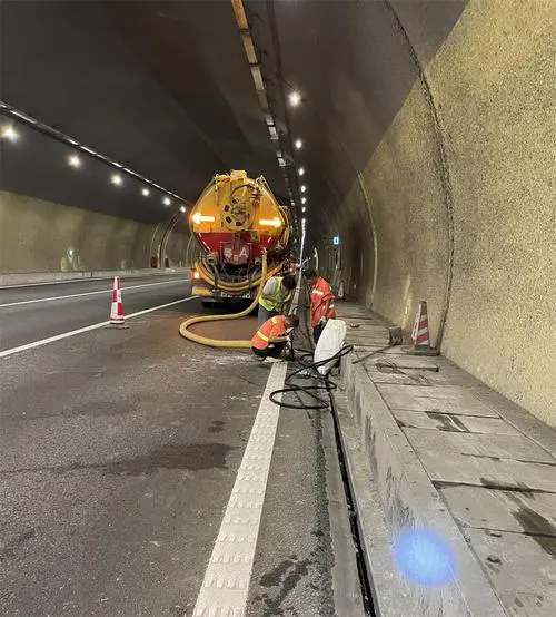 冷水滩隧道排水渠清淤